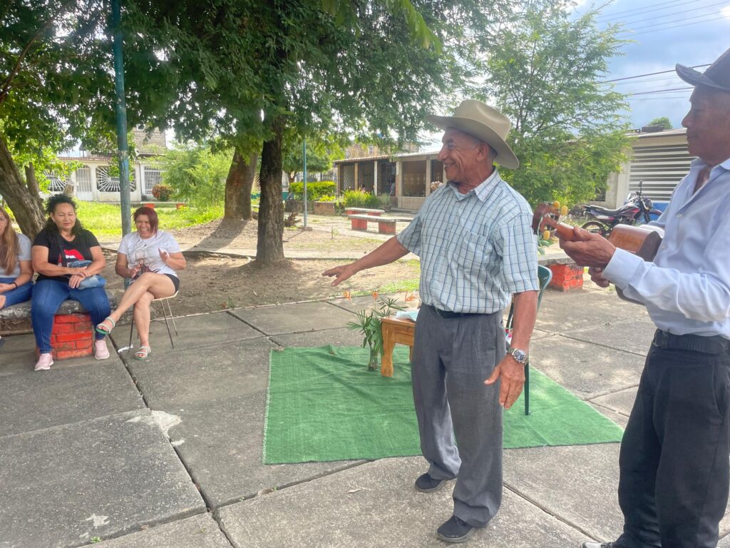 Lectores celebran poesía mística y lírica de Ana Enriqueta Terán